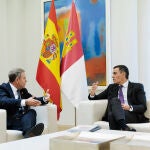 Sánchez recibe al presidente de Castilla-La Mancha, Emiliano García-Page