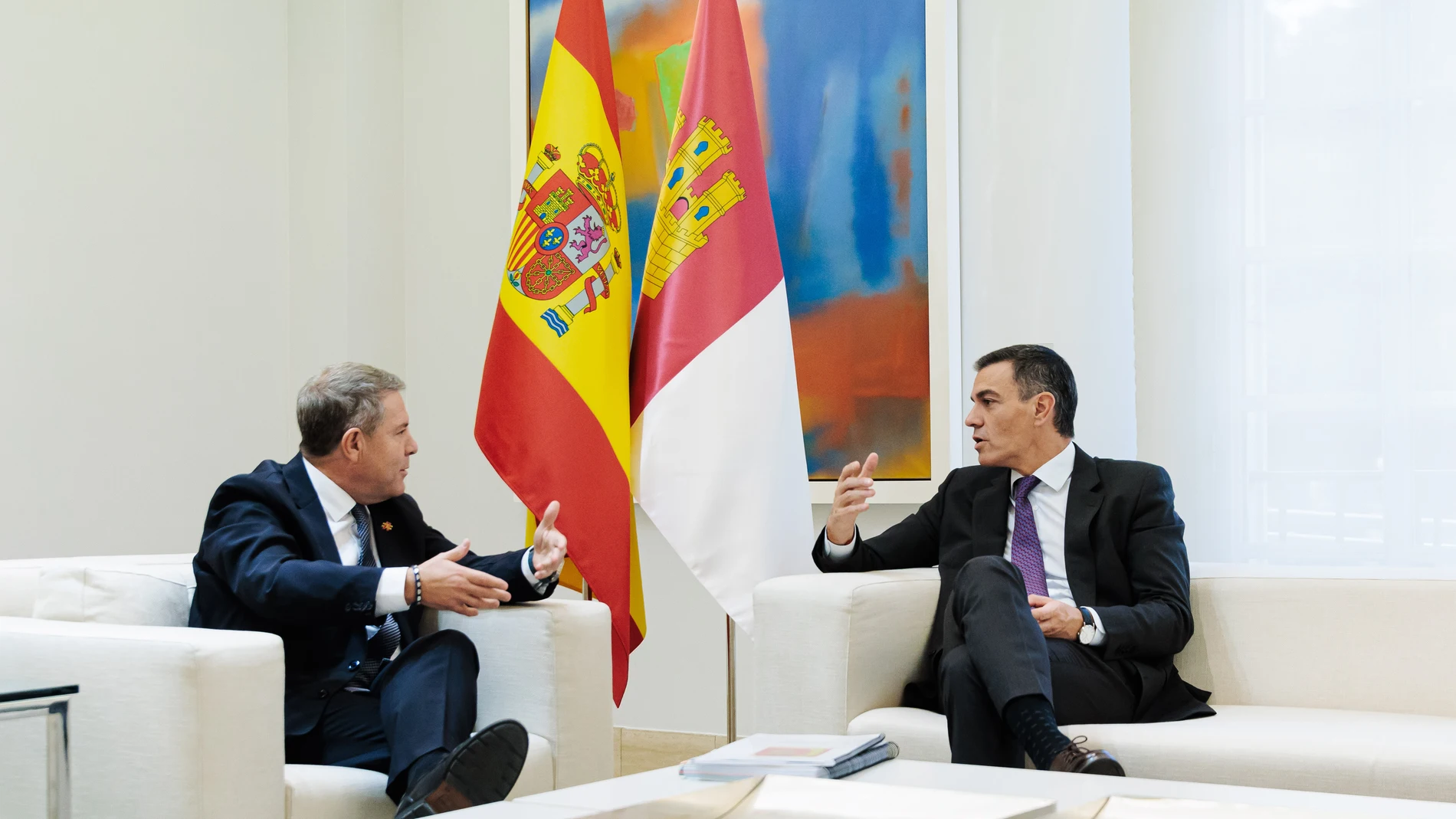 El presidente del Gobierno, Pedro Sánchez (d), durante su reunión con el presidente de Castilla-La Mancha, Emiliano García-Page (i), en el Complejo de La Moncloa, a 4 de octubre de 2024, en Madrid (España). Estas reuniones se enmarcan en la ronda que suele hacer el jefe del Ejecutivo tras las elecciones autonómicas. Además de con el presidente de Castilla-La Mancha, el presidente del Ejecutivo se ha reunido hoy con el presidente de la Región de Murcia y el presidente de la Comunitat Valencian...