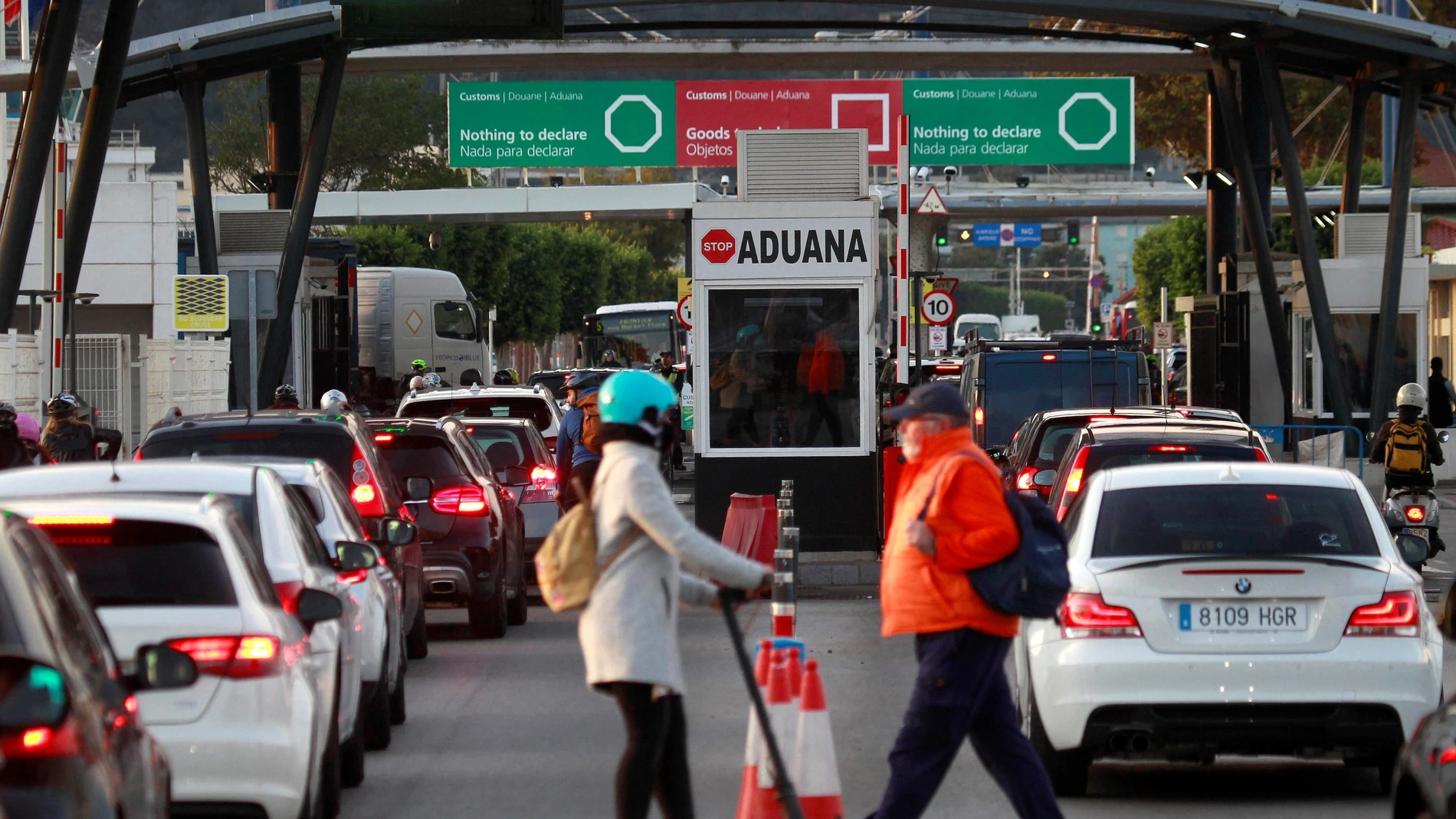 Vehículos hacen cola a la entrada a Gibraltar.