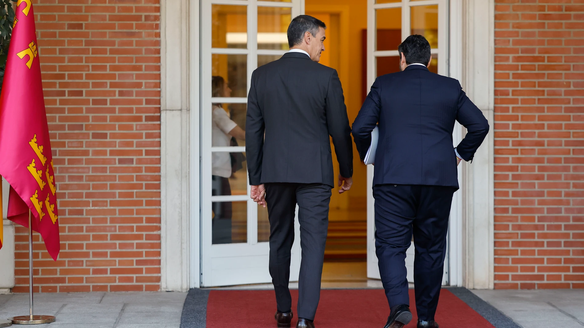 MADRID, 04/10/2024.-El presidente del Gobierno, Pedro Sánchez (i), recibe este viernes en Moncloa al presidente de la Región de Murcia, Fernando López Miras, dentro de la ronda de encuentros con presidentes autonómicos que está manteniendo. EFE/ Chema Moya