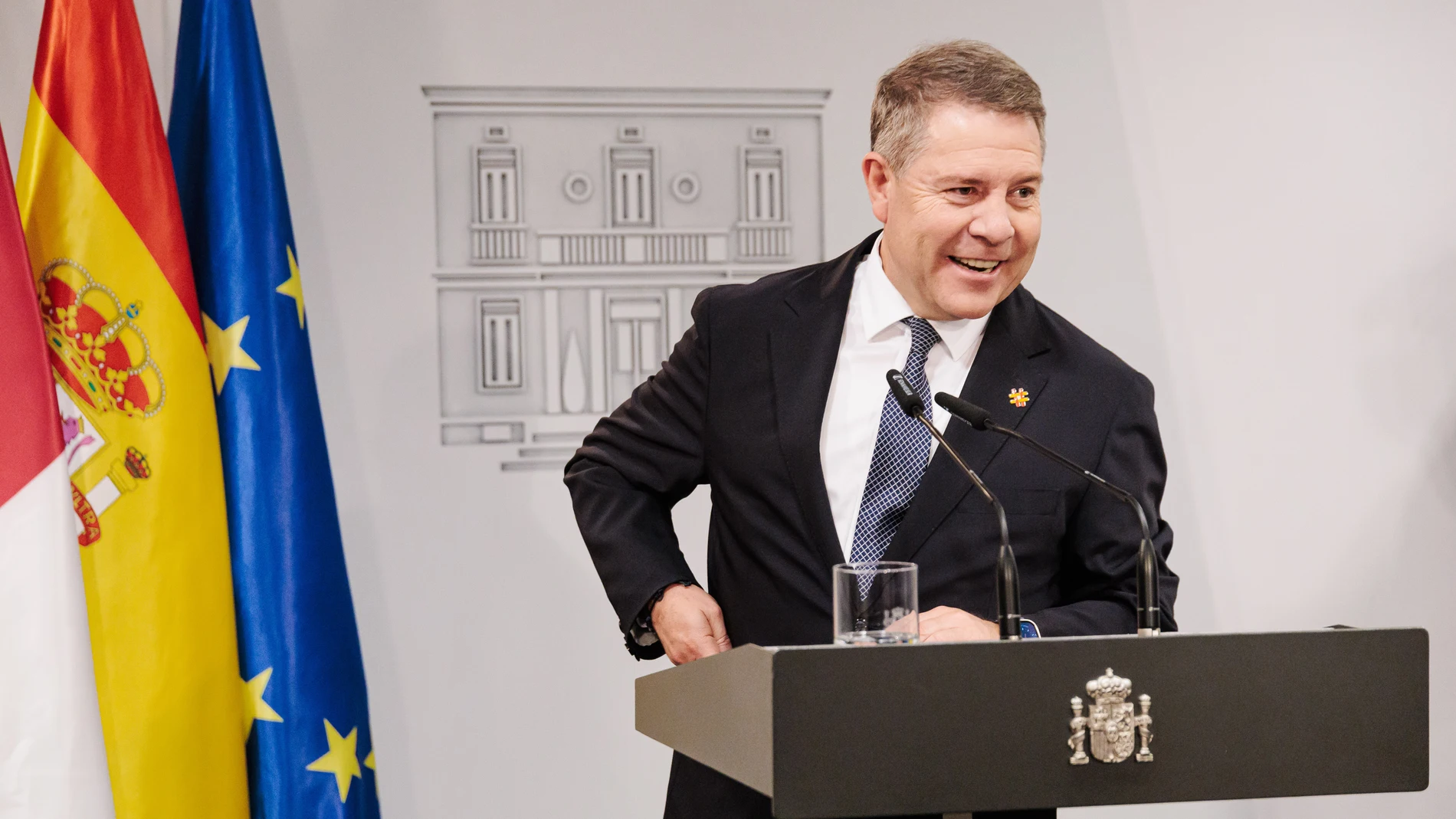 El presidente de Castilla-La Mancha, Emiliano García-Page, durante una rueda de prensa posterior a la reunión con el presidente del Gobierno, Pedro Sánchez, en el Complejo de La Moncloa, a 4 de octubre de 2024, en Madrid (España). Estas reuniones se enmarcan en la ronda que suele hacer el jefe del Ejecutivo tras las elecciones autonómicas. Además de con el presidente de Castilla-La Mancha, el presidente del Ejecutivo se ha reunido hoy con el presidente de la Región de Murcia y el presidente d...