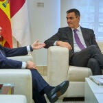 El presidente del Gobierno, Pedro Sánchez, recibe este viernes en Moncloa al presidente de Castilla-La Mancha,
