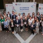 Foto de familia de Miguel Ángel de Vicente con los representantes de las entidades sociales segovianas