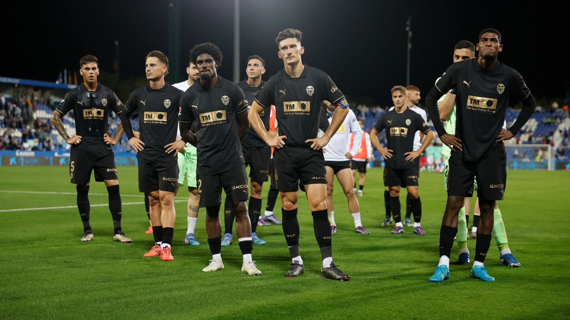 LEGANÉS (MADRID), 04/10/2024.- Los jugadores del Valencia tras el encuentro correspondiente a la jornada 9 de Laliga EA Sports que disputaron hoy viernes CD Leganés y Valencia CF en el estadio de Butarque. EFE / Sergio Pérez.
