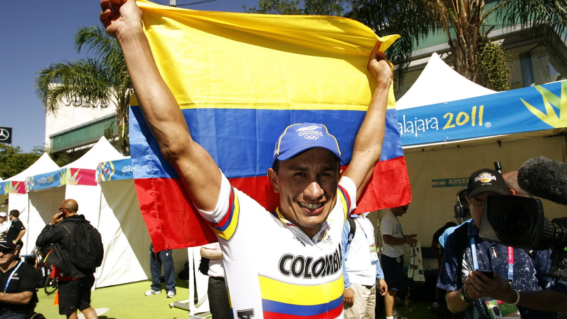 MEX28. GUADALAJARA (MÉXICO), 16/10/2011.- Fotografía de archivo del 10 de octubre de 2011 del ciclista colombiano Marlon Pérez, celebrando tras ganar la medalla de oro en la contrarreloj individual masculina de ciclismo de ruta de los Juegos Panamericanos de Guadalajara (México). El ciclista colombiano Marlon Alirio Pérez, campeón juvenil de la carrera por puntos en el Mundial de Ecuador de 1994, murió en un hospital de Antioquia, a donde fue trasladado después de ser víctima de un robo armad...