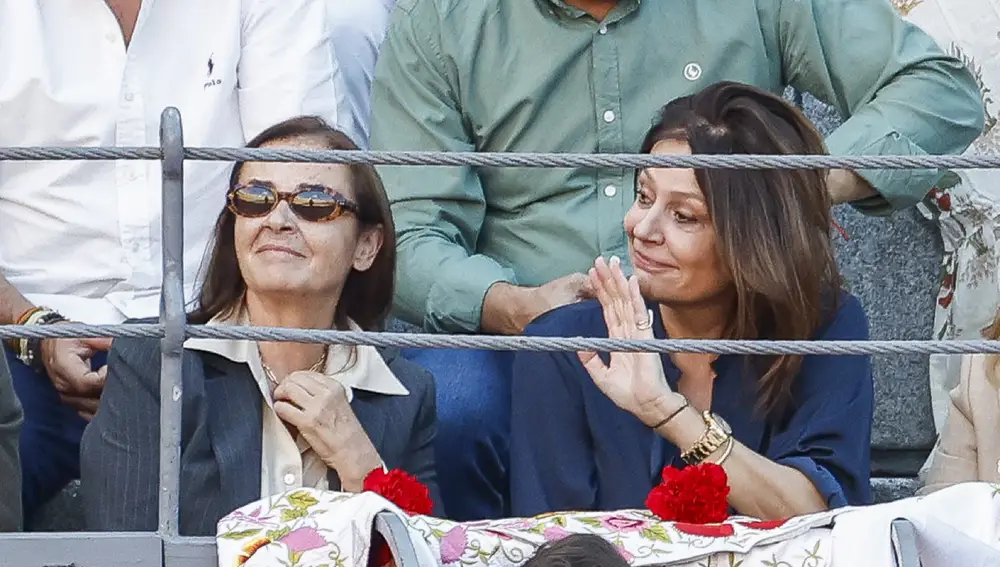Nuria González junto a una amiga en Las Ventas