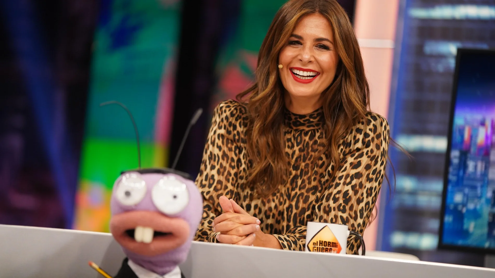 Nuria Roca con camisa de leopardo.