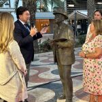 El alcalde de Alicante, Luis Barcala, al lado de la estatua de bronce del pintor Emilio Varela en Alicante