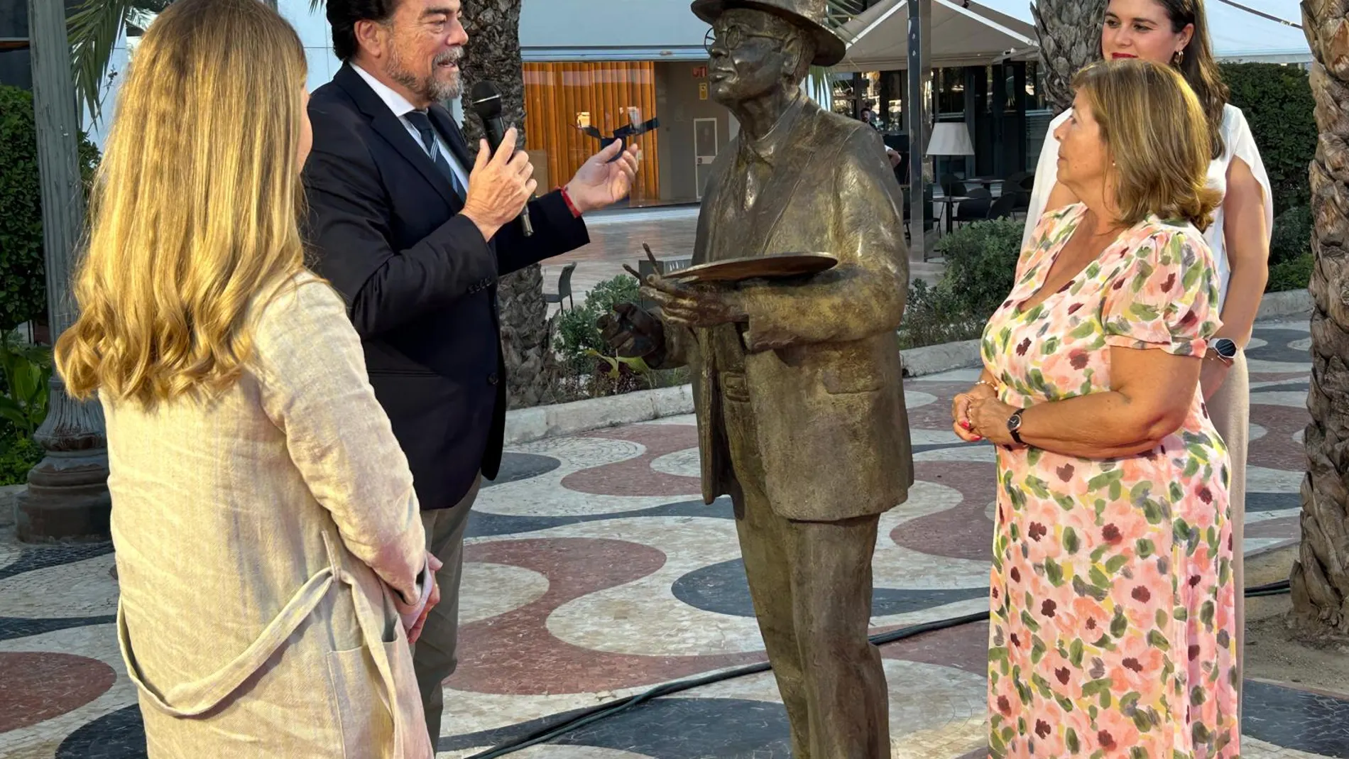 El alcalde de Alicante, Luis Barcala, al lado de la estatua de bronce del pintor Emilio Varela en Alicante