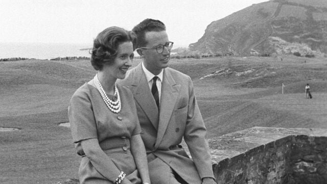 Los reyes Balduino y Fabiola de Bélgica durante su visita hoy al Club de Golf de Zarauz, localidad guipuzcoana donde pasan sus vacaciones estivales.