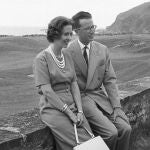 Los reyes Balduino y Fabiola de Bélgica durante su visita hoy al Club de Golf de Zarauz, localidad guipuzcoana donde pasan sus vacaciones estivales.
