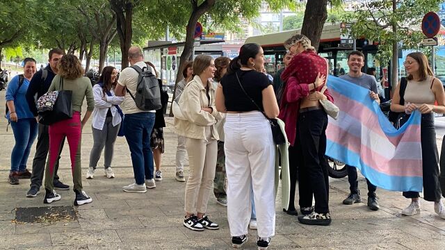 ERC y la extrema izquierda independentista apoyan a una activista LGTBI acusada de amenazar con quemar una librería con gente dentro