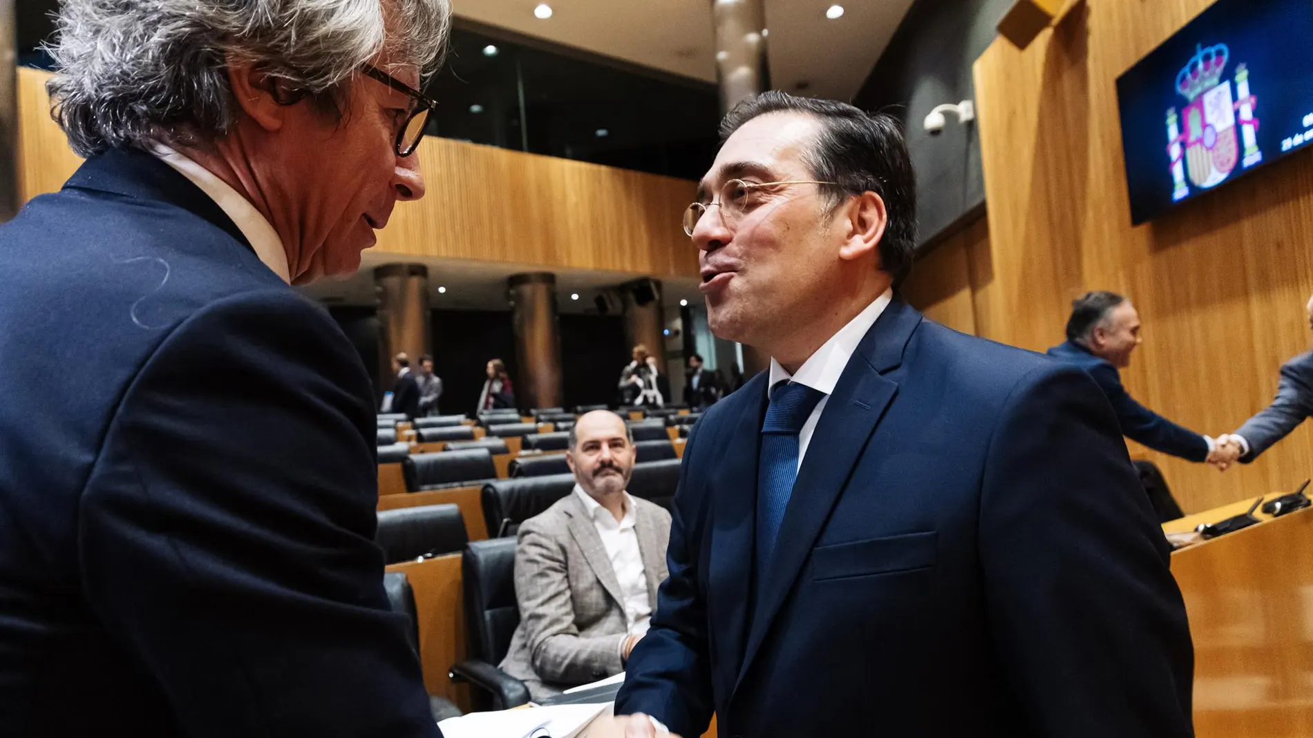 El PP afea a Albares que le pida ayuda para la oficialidad del catalán en la UE: "Sus compromisos se los resuelve usted"