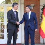 El presidente del Gobierno, Pedro Sánchez, ha recibido a Carlos Mazón en Moncloa