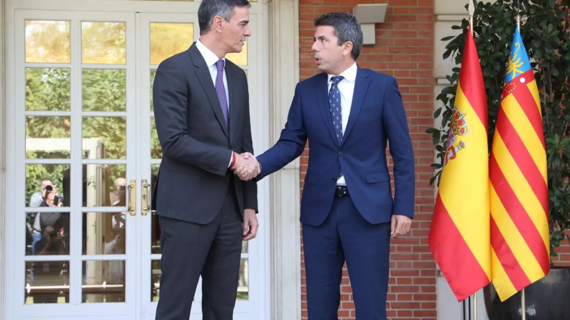 El presidente del Gobierno, Pedro Sánchez, ha recibido a Carlos Mazón en Moncloa