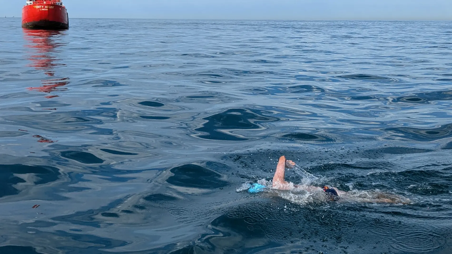 10 horas nadando por los cuidados paliativos