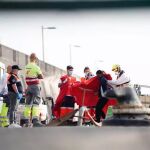 Los servicios sanitarios atienden a los migrantes llegados en cayuco a un muelle de Canarias