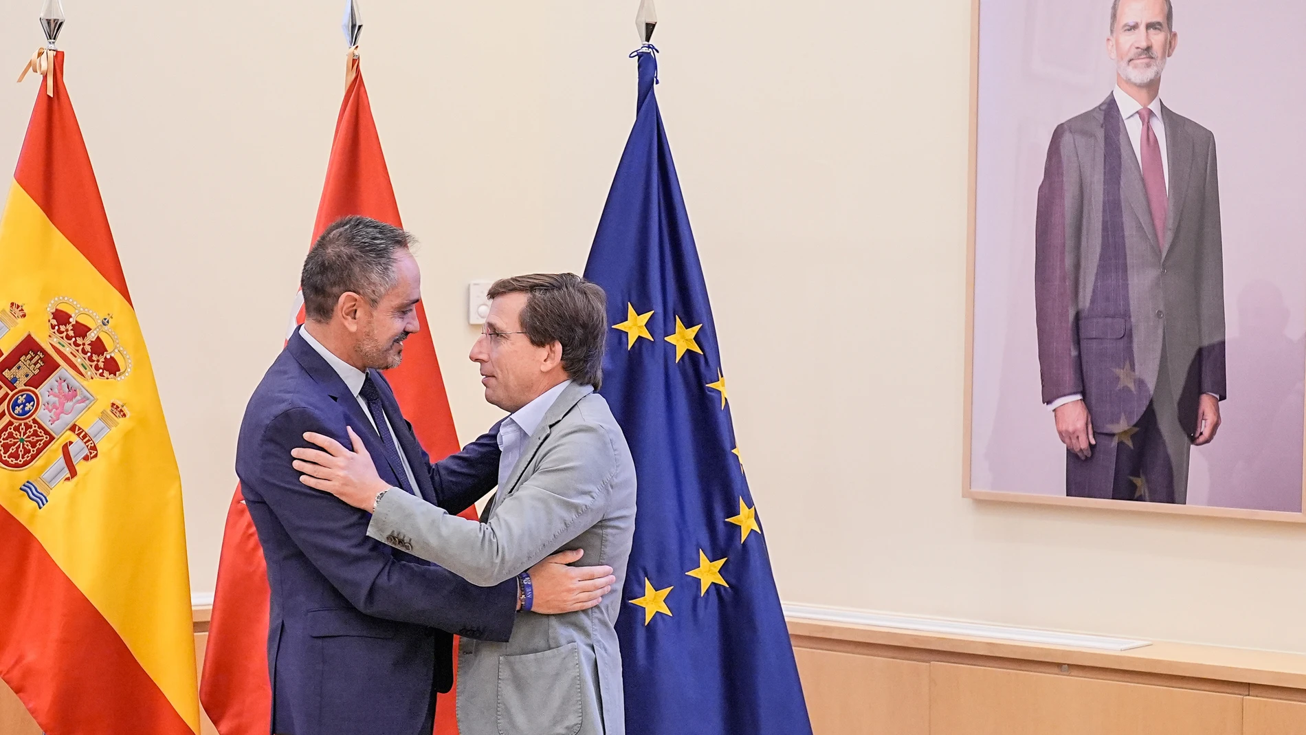 Reunión entre el alcalde de Madrid, José Luis Martínez-Almeida, y el alcalde de Móstoles, Manuel Bautista REMITIDA / HANDOUT por AYUNTAMIENTO DE MADRID Fotografía remitida a medios de comunicación exclusivamente para ilustrar la noticia a la que hace referencia la imagen, y citando la procedencia de la imagen en la firma 04/10/2024