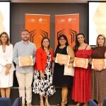 Foto de familia del los premiados junto a Eva María Giner, Xaro Escrig y Pablo Morillo 