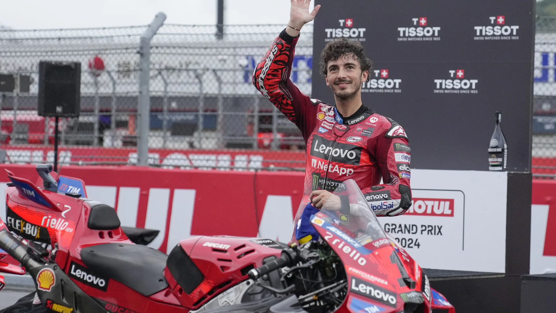 Bagnaia saluda al público tras ganar la Sprint Race de Motegi