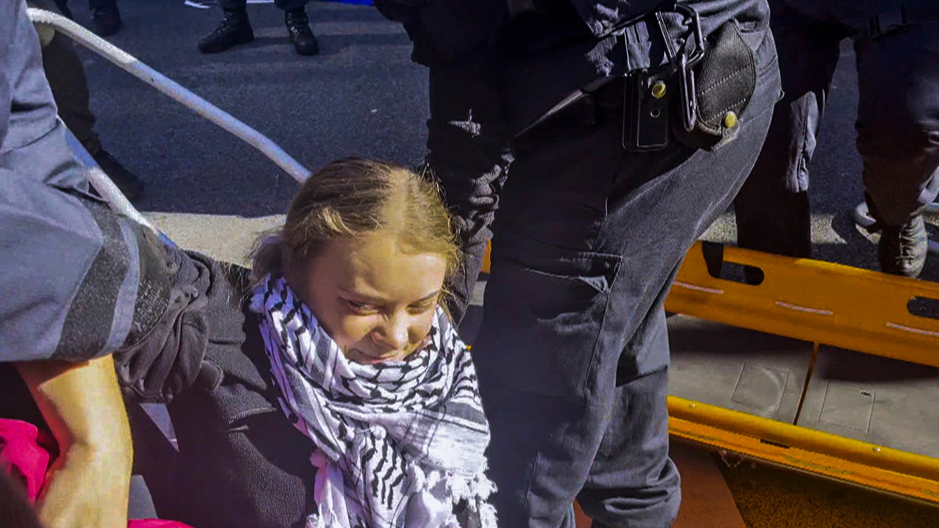 BRUSELAS (BÉLGICA), 05/10/2024.- La activista sueca Greta Thunberg fue detenida este sábado en una protesta en Bruselas para exigir el fin de los subsidios a los combustibles fósiles en la Unión Europea, convocada por una treintena de movimientos europeos bajo el nombre Unidos por la Justicia Climática (UCJ, en sus siglas en inglés). EFE/ EFE TV