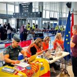 Un agente de la Guardia Civil, en el aeropuerto de Kabul