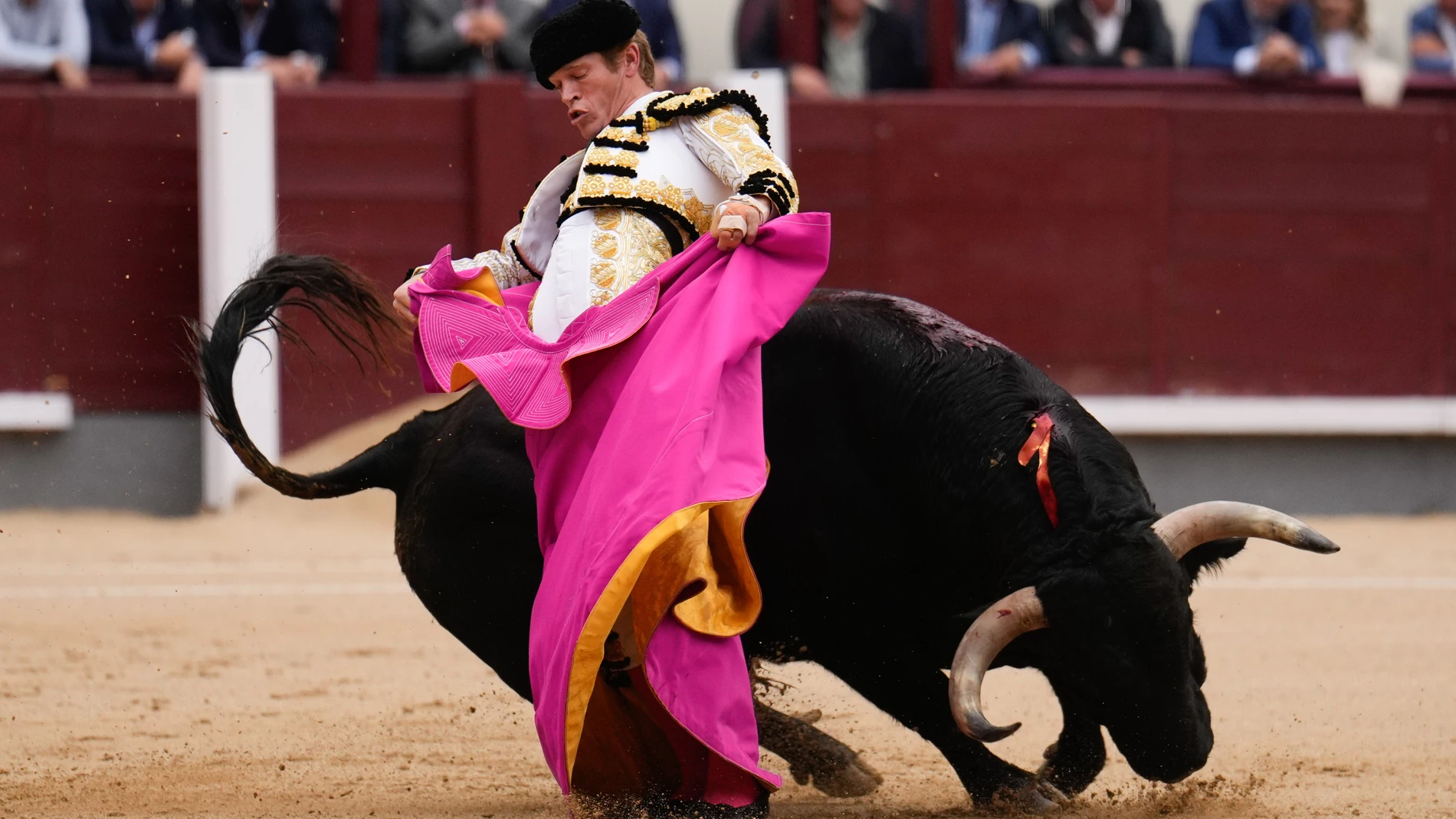 MADRID, 05/10/2024.- El diestro Borja Jiménez en la faena a su primer toro en la Corrida de la Feria de Octubre celebrada este sábado en la plaza de las Ventas. EFE/Borja Sánchez-Trillo