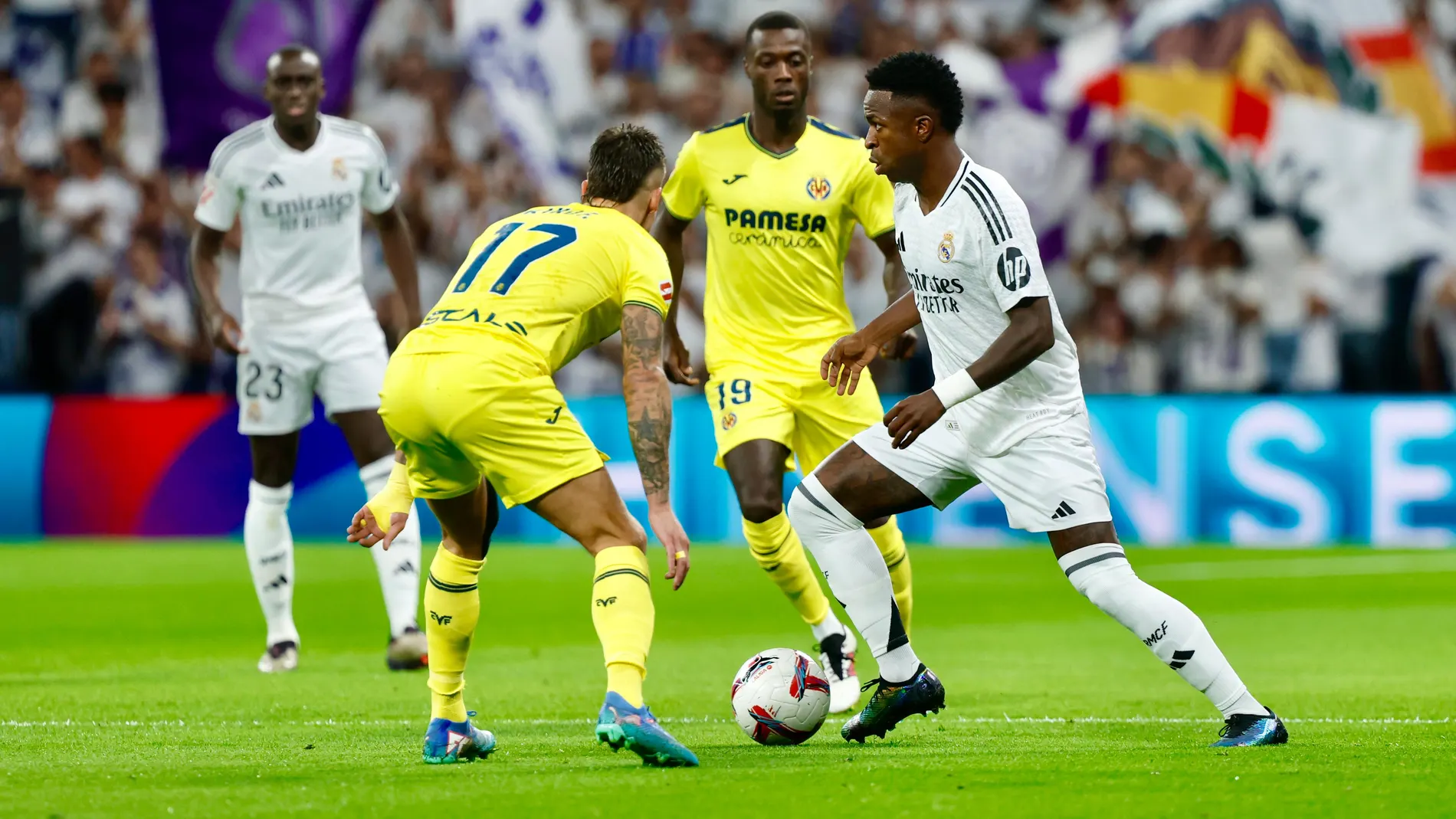 Vinícius controla la pelota frente al Villarreal