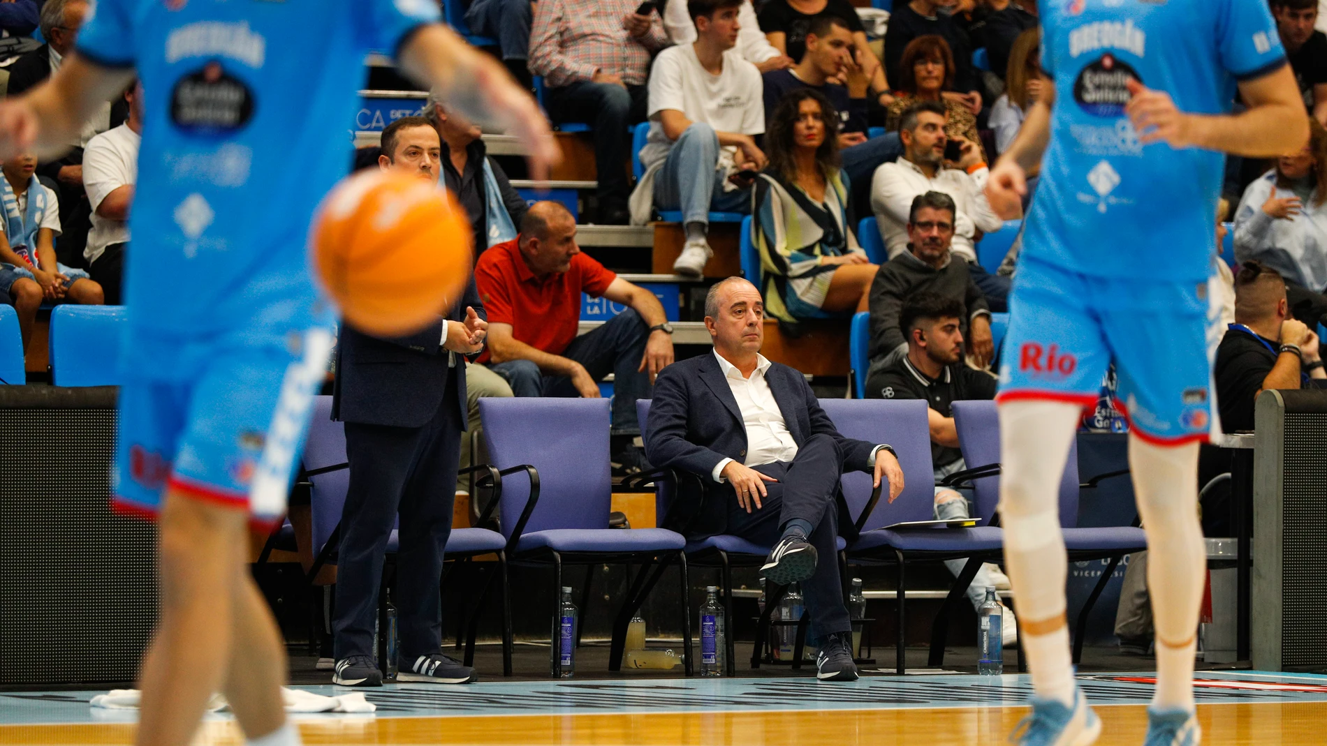 LUGO, 05/10/2024.- El entrenador de La Laguna Tenerife Txus Vidorreta durante el partido de la 2ª jornada de Liga ACB disputado este sábado en el Pazo dos Deportes de Lugo. EFE/Eliseo Trigo