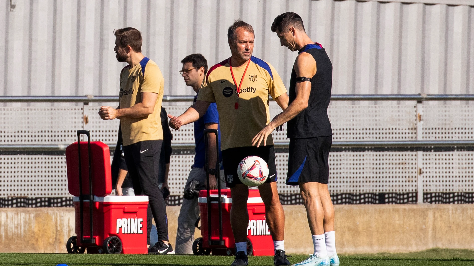 BARCELONA, 05/10/2024.- El entrenador Hansi Flick (i) junto a Lewandowski (d) durante el entrenamiento realizado este sábado en la Ciudad Deportiva Juan Gamper en la víspera del partido de la novena jornada de LaLiga EA Sports que el equipo disputa ante el Alavés. EFE/Marta Pérez