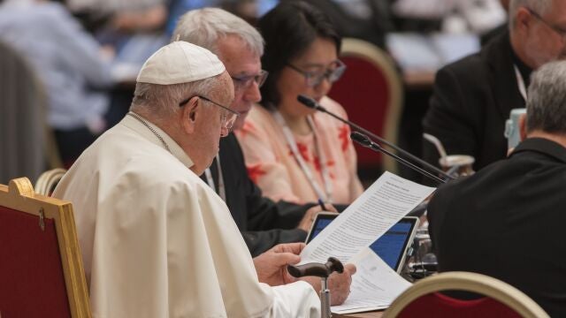 El Papa Francisco con algunas de las mujeres participantes en el Sínodo de la Sinodalidad que se celebra en Roma.