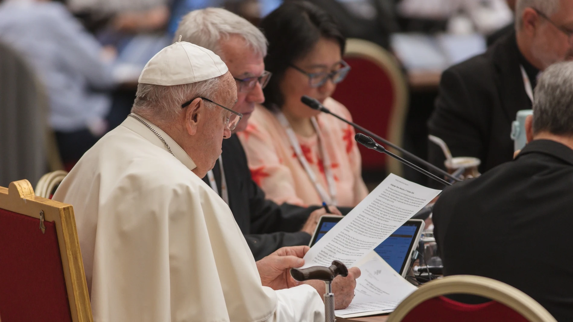 El Papa Francisco con algunas de las mujeres participantes en el Sínodo de la Sinodalidad que se celebra en Roma.