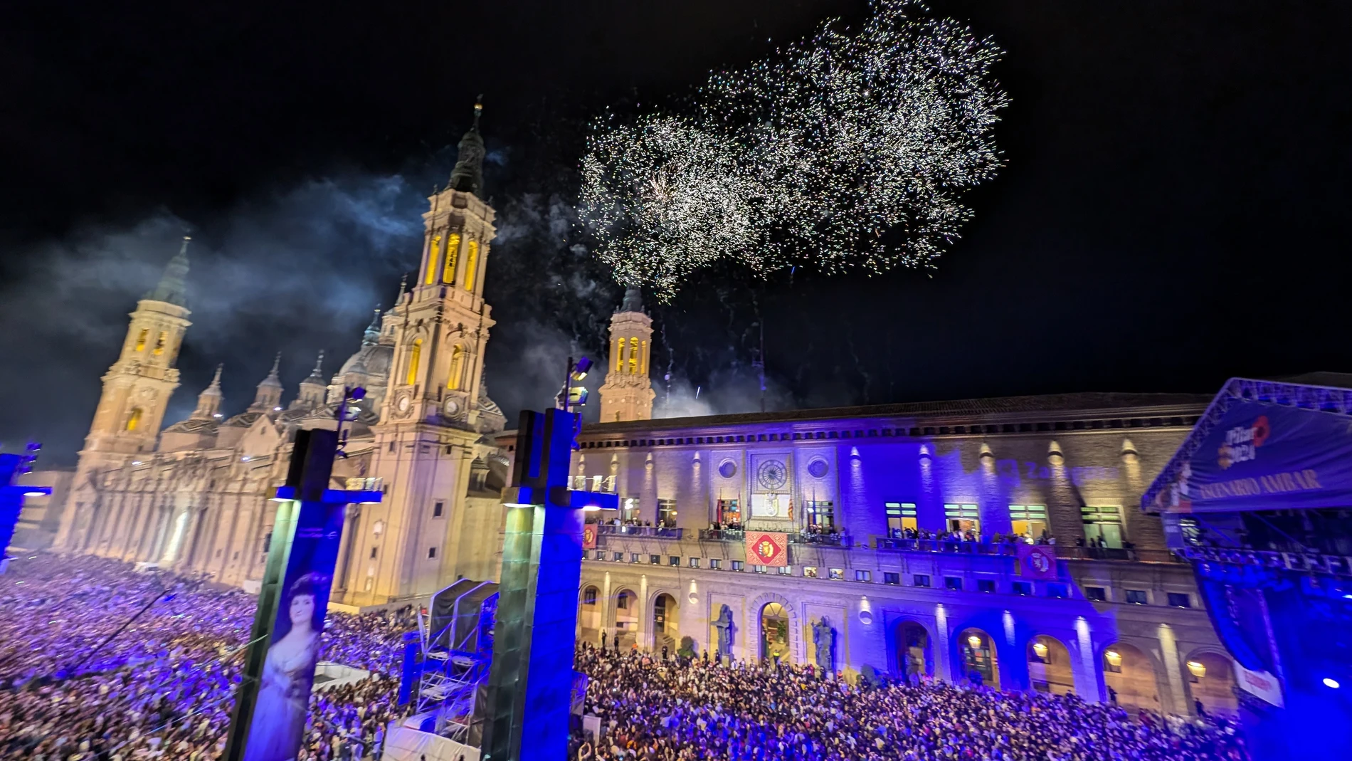 Fuegos artificiales para inaugurar las Fiestas del Pilar 2024, en el Ayuntamiento de Zaragoza, a 5 de octubre de 2024, en Zaragoza, Aragón (España). Desde hoy, 5 de octubre, hasta el próximo 13 de octubre se celebran las Fiestas de la Virgen del Pilar, patrona de la ciudad de Zaragoza, cuya festividad es el día 12 de octubre. Las Fiestas del Pilar fueron declaradas Fiestas de Interés Turístico Nacional en 1980 y, en el año 2019, Fiestas de Interés Turístico Internacional. 05 OCTUBRE 2024;FIE...