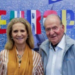 El rey Juan Carlos recibe el trofeo de ganador del campeonato europeo de la clase 6m en Sanxenxo