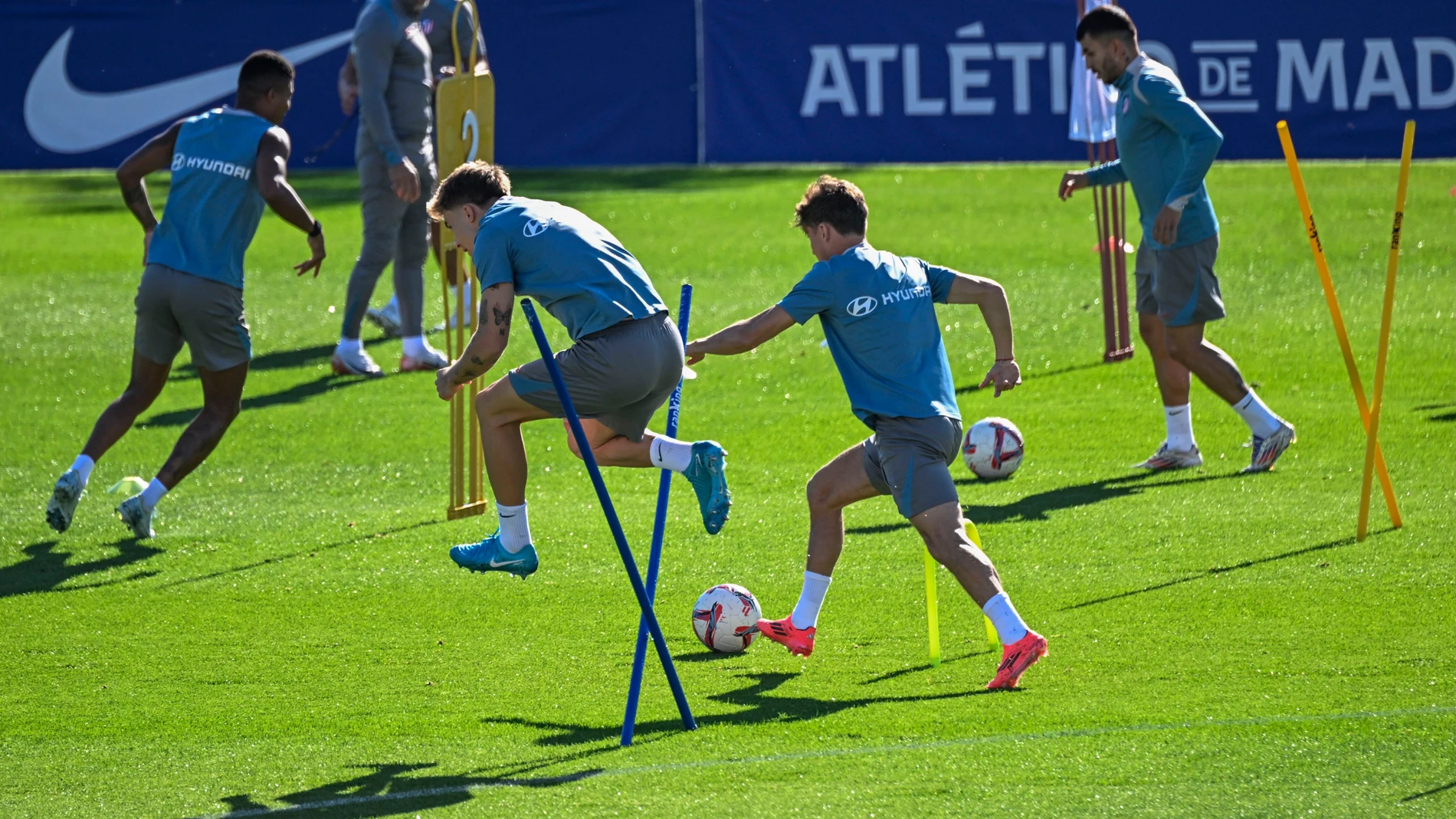 MADRID, 05/10/2024.- Los jugadores del Atlético de Madrid participan en el entrenamiento celebrado esta mañana de cara a su partido de LaLiga ante la Real Sociedad. EFE/ Víctor Lerena