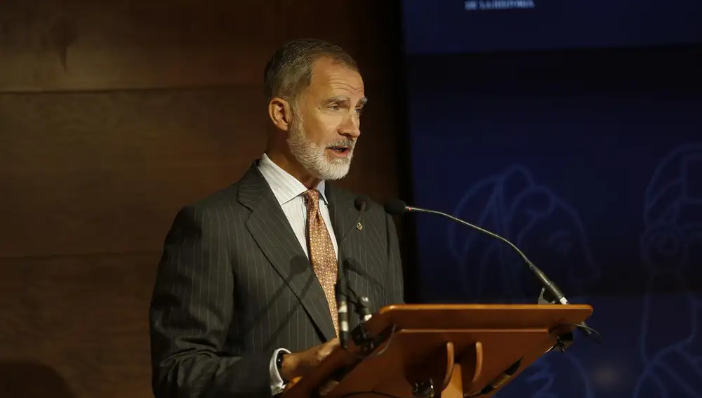 El Rey Felipe VI es recibido por el príncipe Faisal bin Hussein a su llegada a Jordania