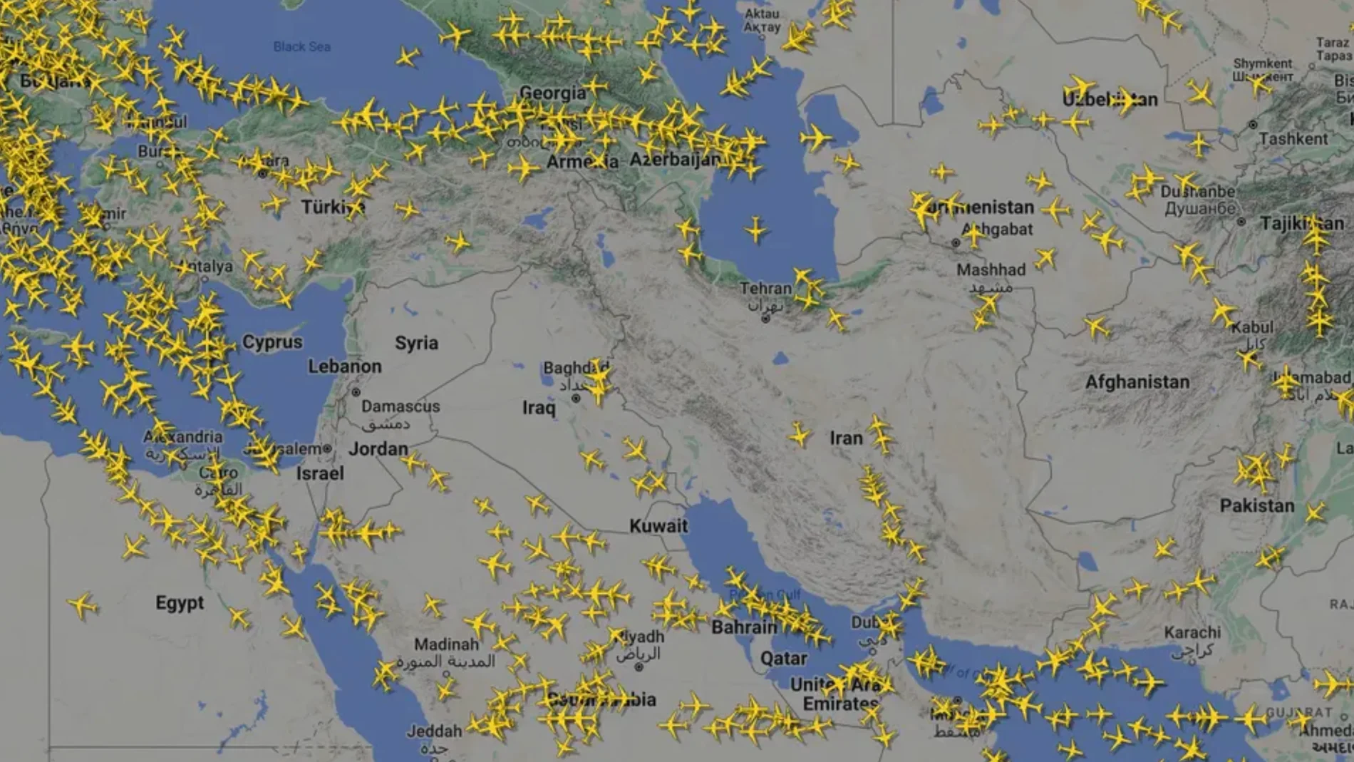 Captura de pantalla donde se aprecia la mayoría de aerolíneas que vuelan alrededor de la zona del conflicto