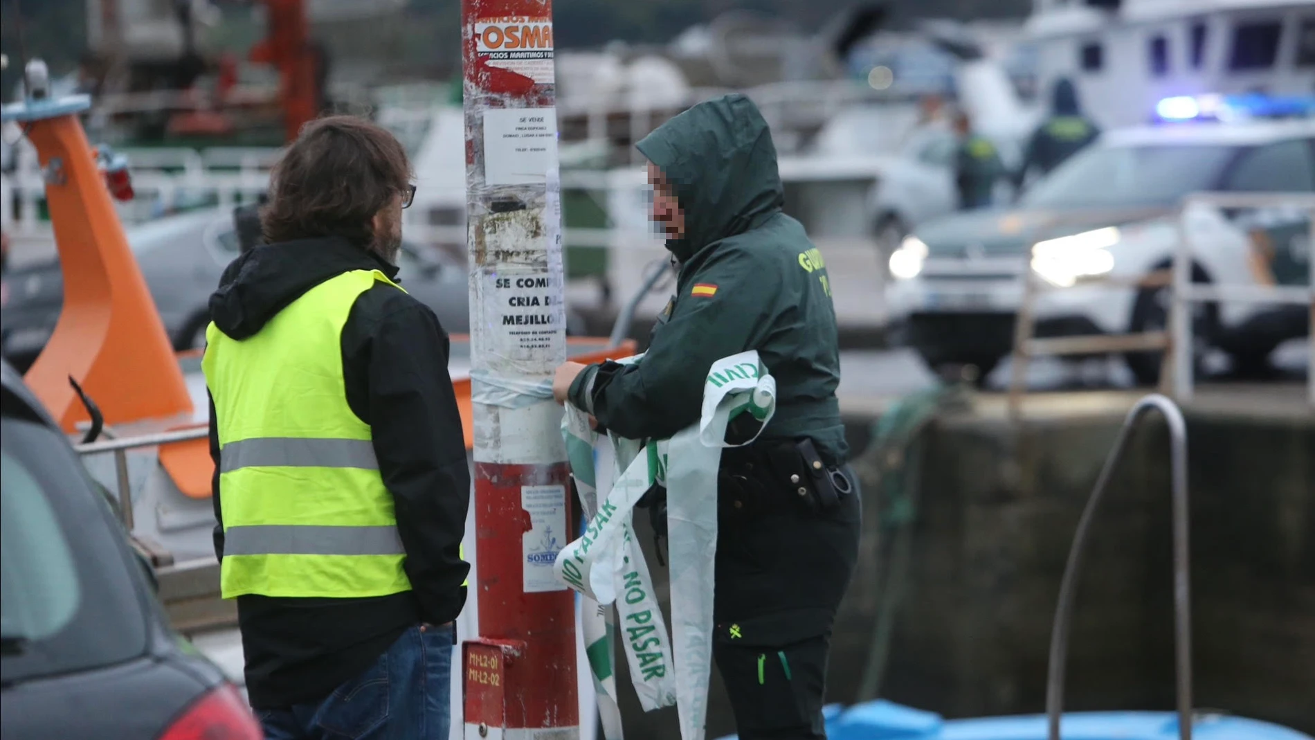 SANTIAGO DE COMPOSTELA, 05/10/2024.- Las fuerzas del orden trabajan para esclarecer las circunstancias en torno al hallazgo, esta pasada madrugada, del cuerpo sin vida de una mujer localizado flotando en el mar en el municipio pontevedrés de Moaña. El cuerpo sin vida de la mujer fue localizado flotando en el agua durante las tareas de retirada de un vehículo, manejado por un hombre al que rescataron los servicios de intervención, informa el 112 Emerxencias Galicia.EFE/ Sxenic