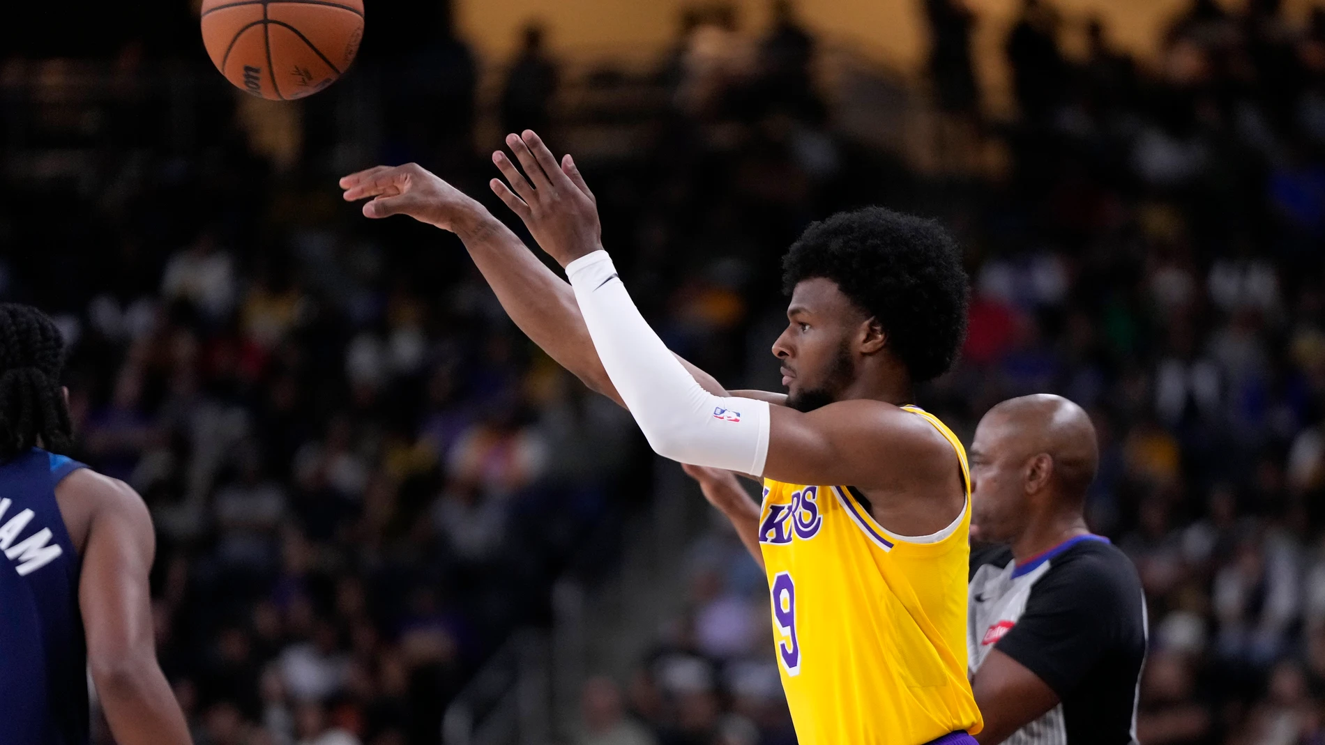 Bronny James lanza a canasta en su debut con los Lakers