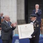 Jesús Julio Carnero hace entrega de la Medalla de Oro de la Ciudad a la Policía Nacional