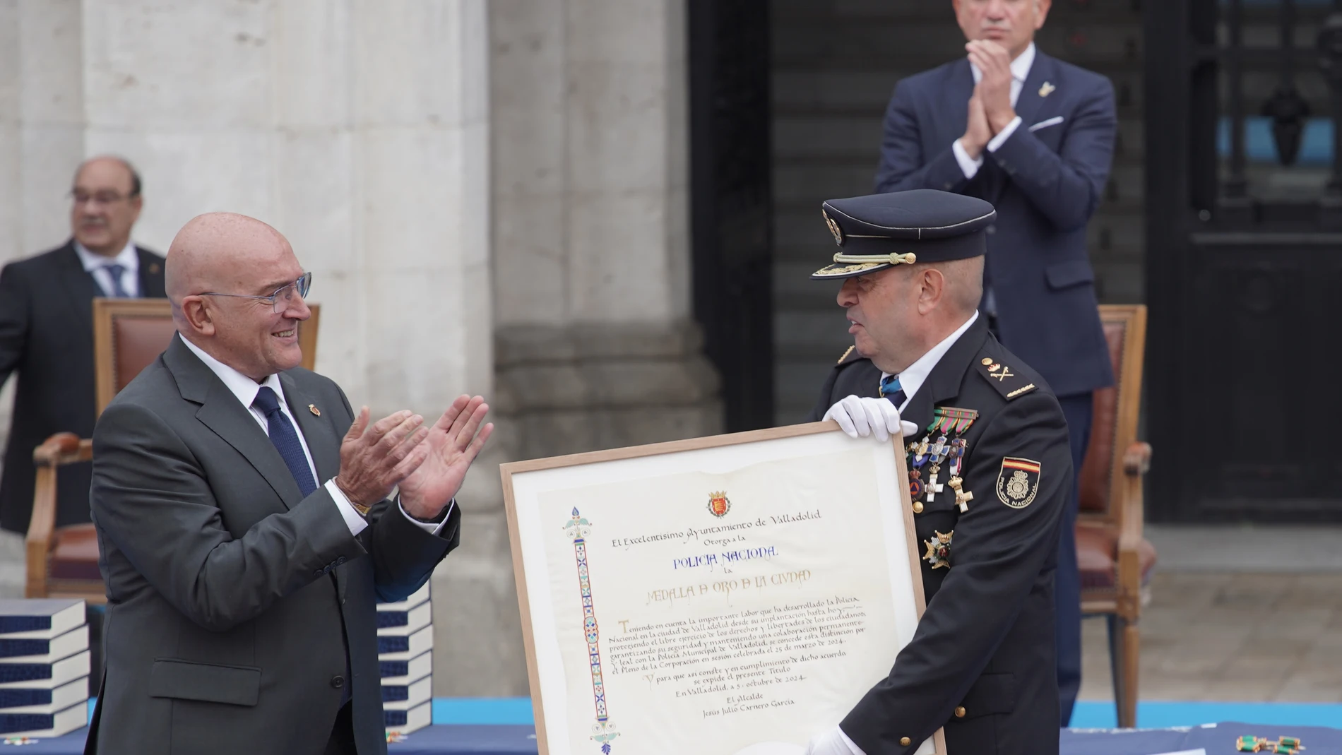 Jesús Julio Carnero hace entrega de la Medalla de Oro de la Ciudad a la Policía Nacional