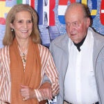 La Infanta Elena y el Emérito en la entrega de trofeos en las regatas de Sanxenxo.