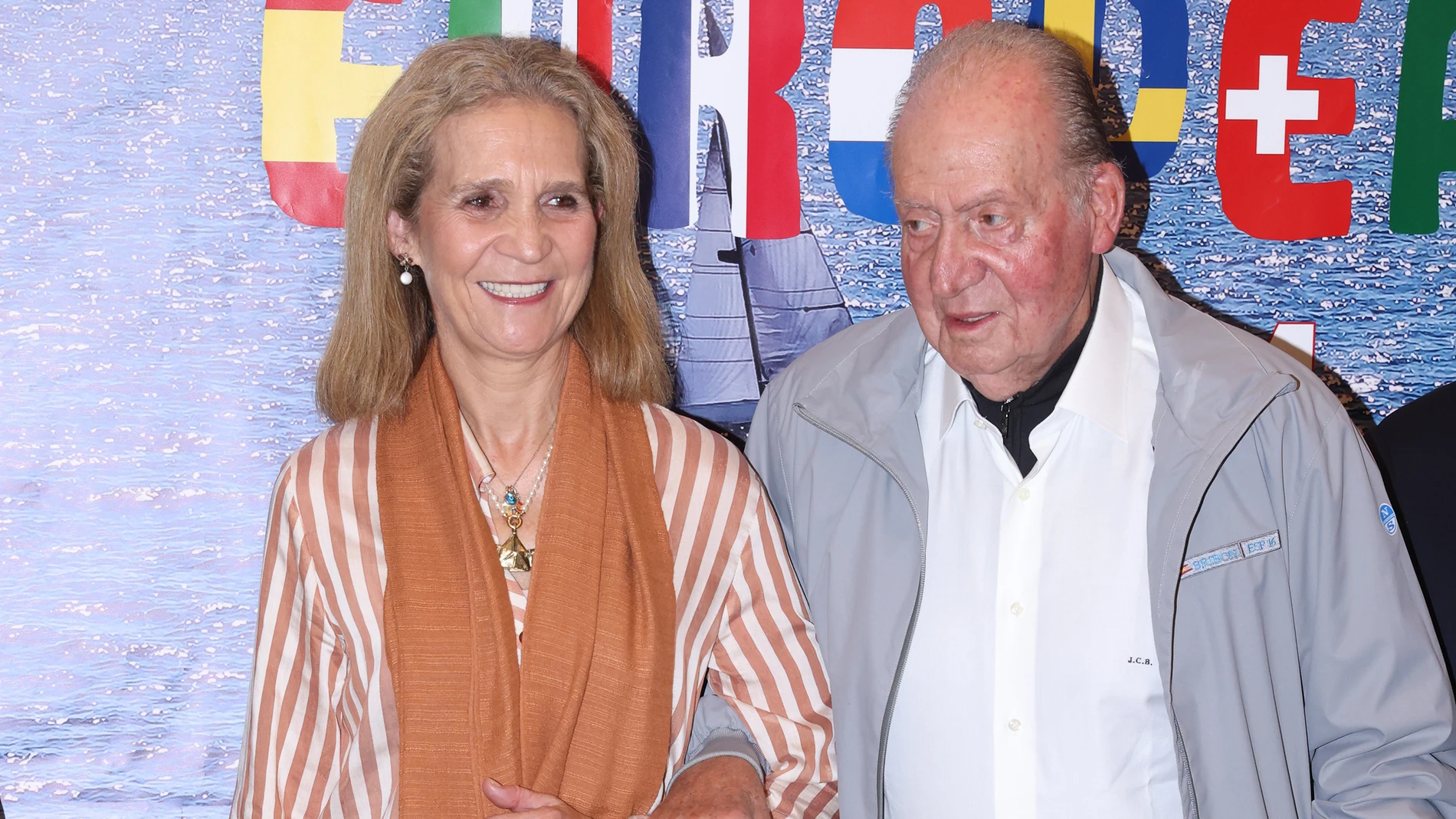 La Infanta Elena y el Emérito en la entrega de trofeos en las regatas de Sanxenxo.