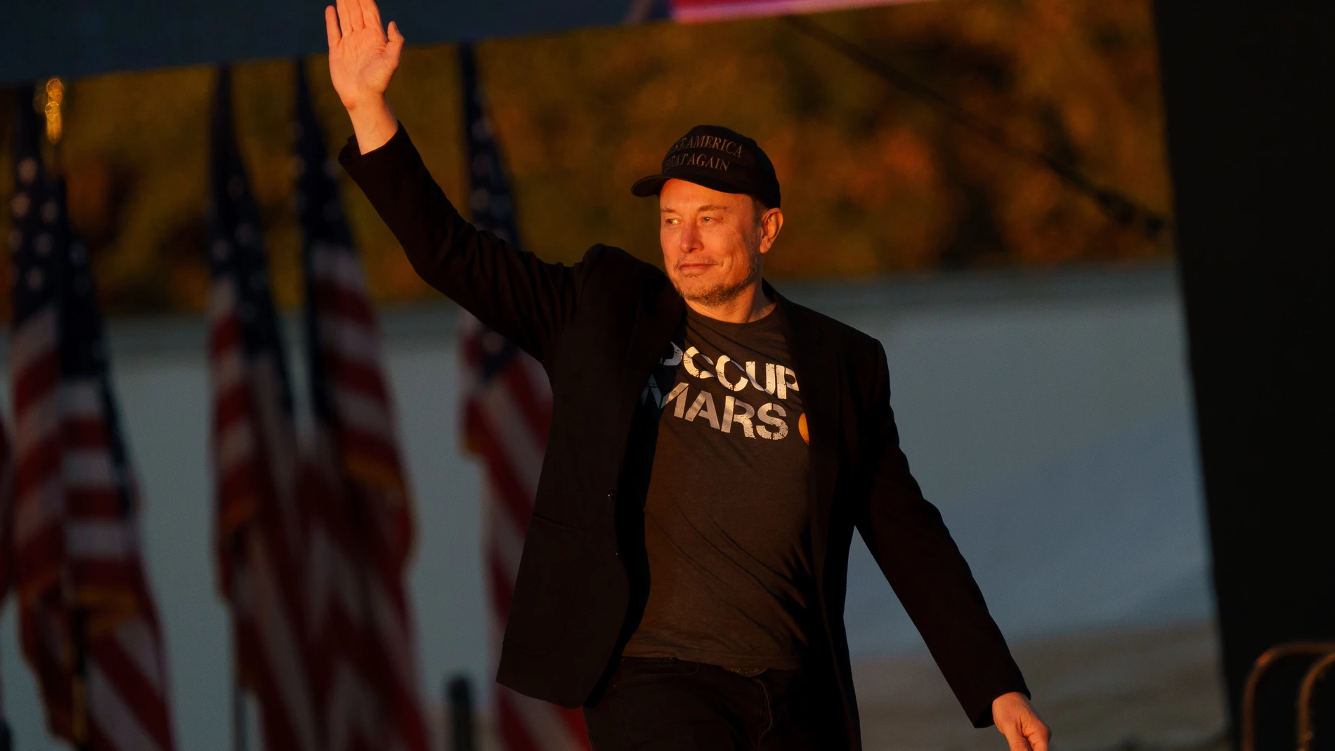 Butler (United States), 05/10/2024.- Businessperson Elon Musk at the Butler Farm Show where former US President and Republican presidential nominee Donald Trump held a rally in Butler, Pennsylvania, USA, 05 October 2024. The rally is taking place at the same location where a gunman attempted to assassinate former president Trump in July. (Elecciones) EFE/EPA/WILL OLIVER