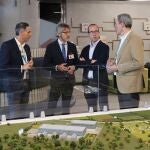 El consejero de Economía, Hacienda, Fondos Europeos y Transformación Digital, Luis Alberto Marín, en la reunión de trabajo con responsables de la compañía Amazon Web Services, en su sede en Madrid