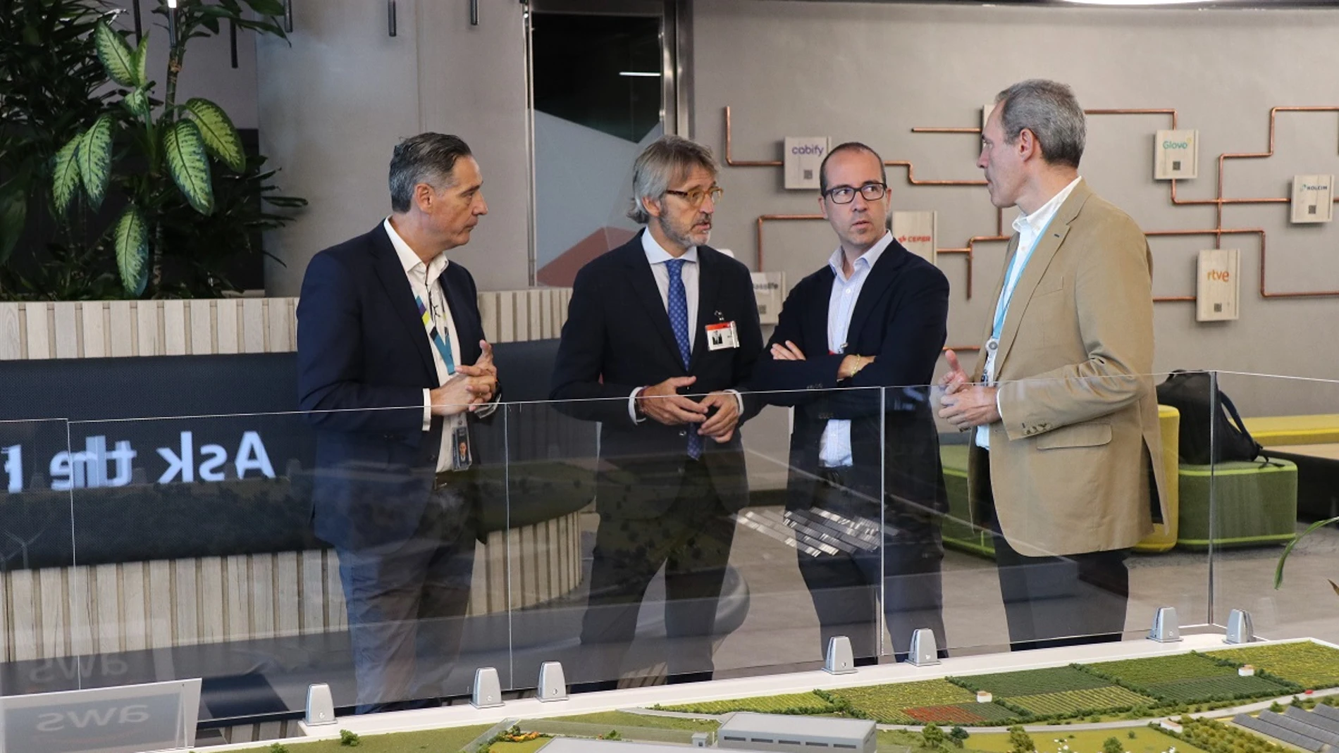 El consejero de Economía, Hacienda, Fondos Europeos y Transformación Digital, Luis Alberto Marín, en la reunión de trabajo con responsables de la compañía Amazon Web Services, en su sede en Madrid