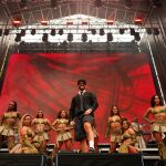 MADRID.-VÍDEO: Manuel Turizo toma la Puerta de Alcalá y marca el ritmo de la Hispanidad con 'La Bachata' y 'El Merengue'