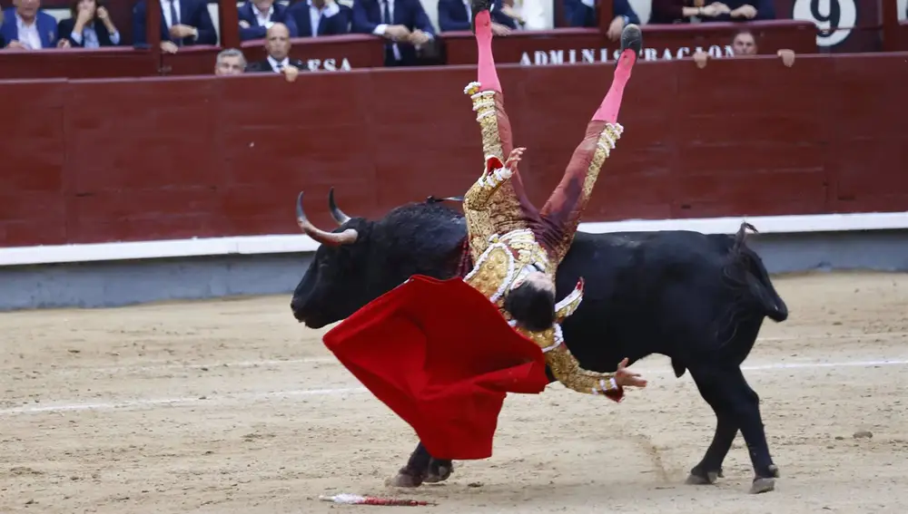 Andrés Roca Rey sufre una grave cogida en Las Ventas con Victoria Federica como testigo