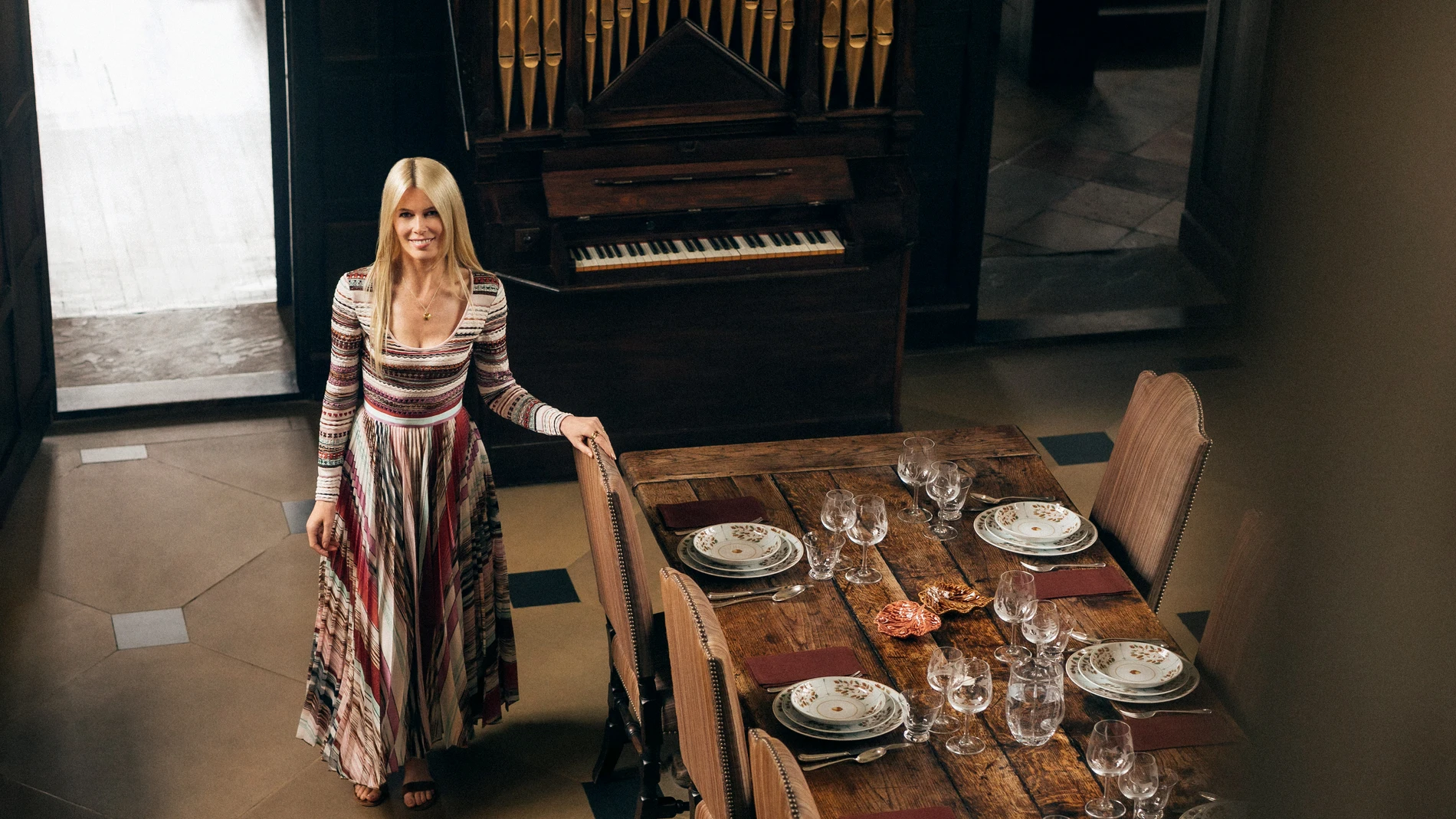 Claudia Schiffer con la colección 'Gudrun' de las vajillas que diseña.