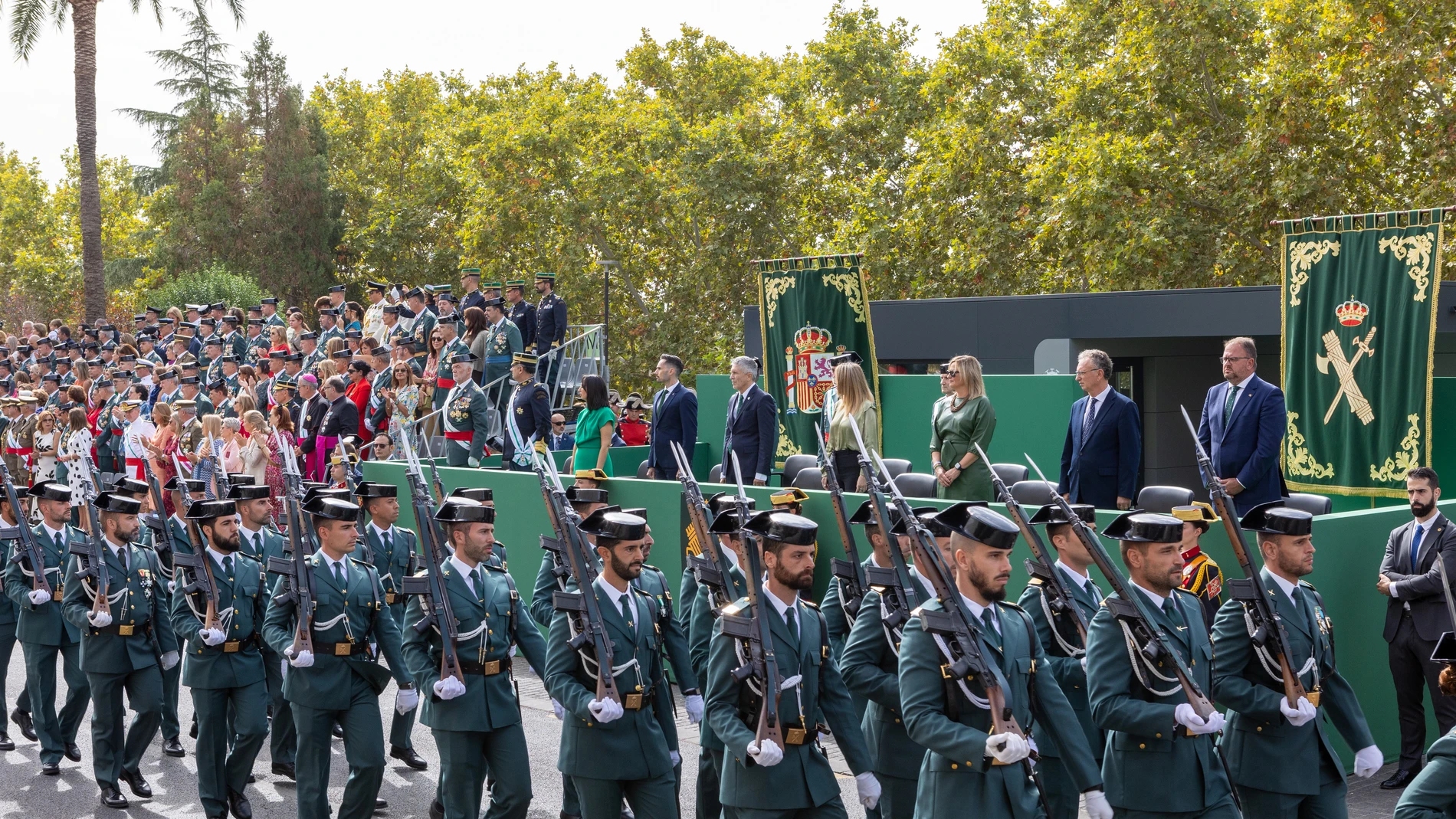 MÉRIDA, 06/10/2024.- El ministro del Interior, Fernando Grande Marlaska (5d, detrás), preside la parada militar y el desfile, con la participación de efectivos pertenecientes a las diferentes unidades y especialidades de la Guardia Civil, que pone fin a la Semana Institucional del instituto armado con motivo de la festividad de su patrona, la virgen del Pilar, celebrados este año en Mérida. EFE/ Jero Morales